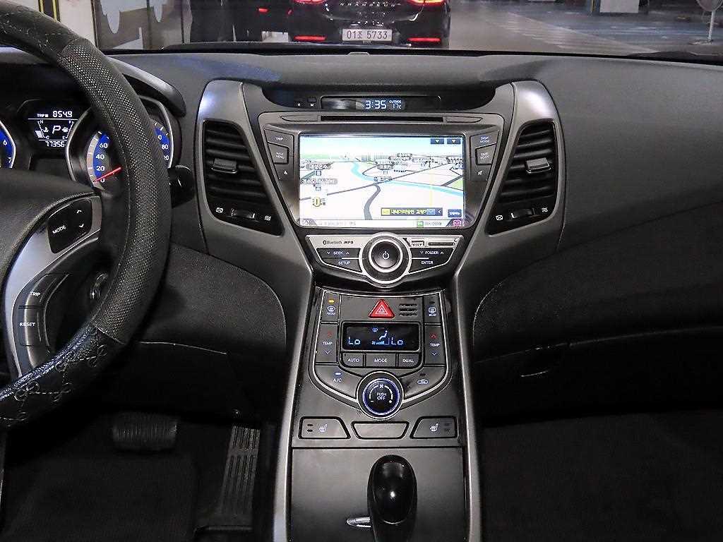 HYUNDAI Avante - Vista 12