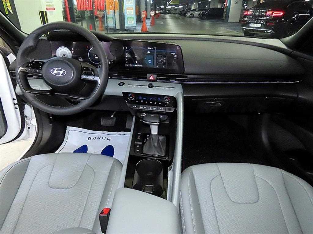 HYUNDAI Avante - Vista 10