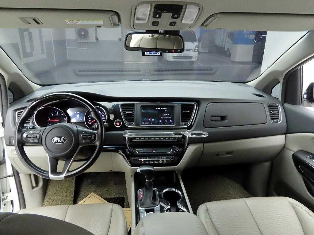 KIA Carnival - Vista 6