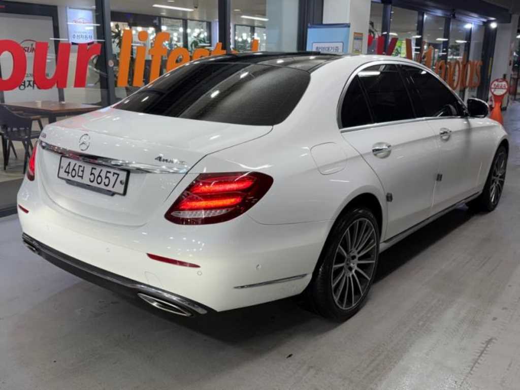 Mercedes Benz E class - Vista 4