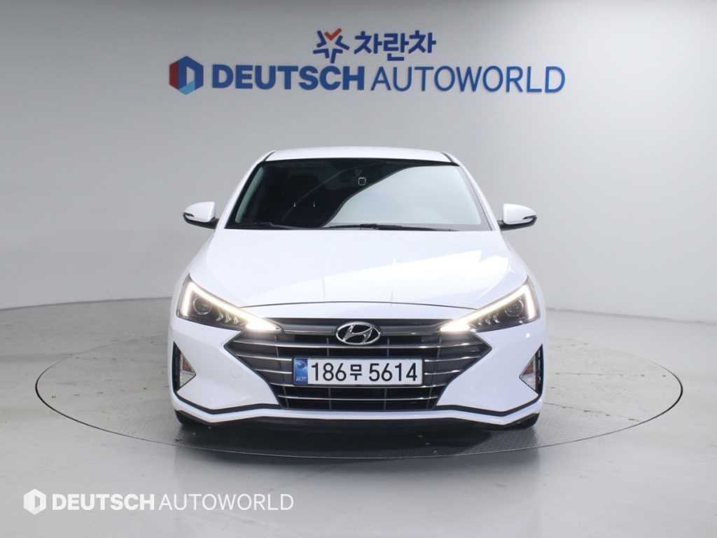 HYUNDAI Avante - Vista 3