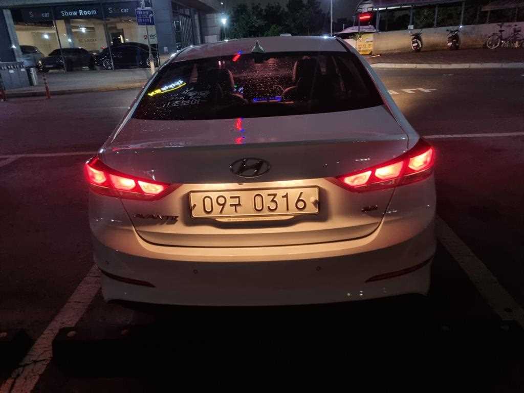 HYUNDAI Avante - Vista 2