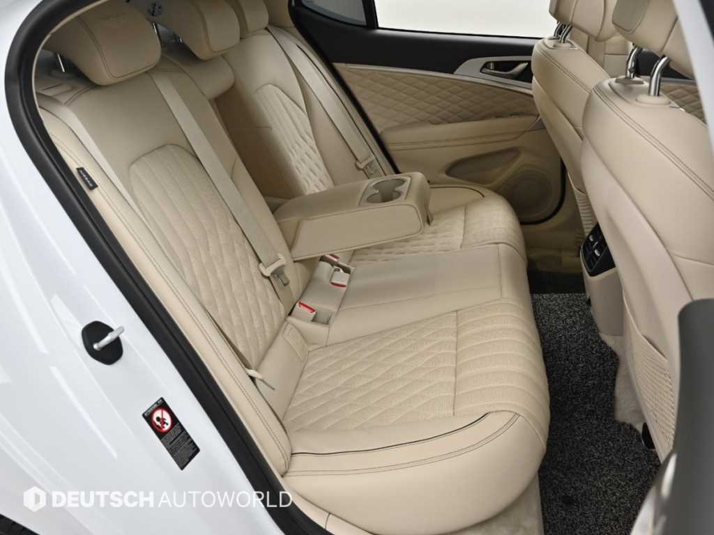 Genesis G70 - Vista 12