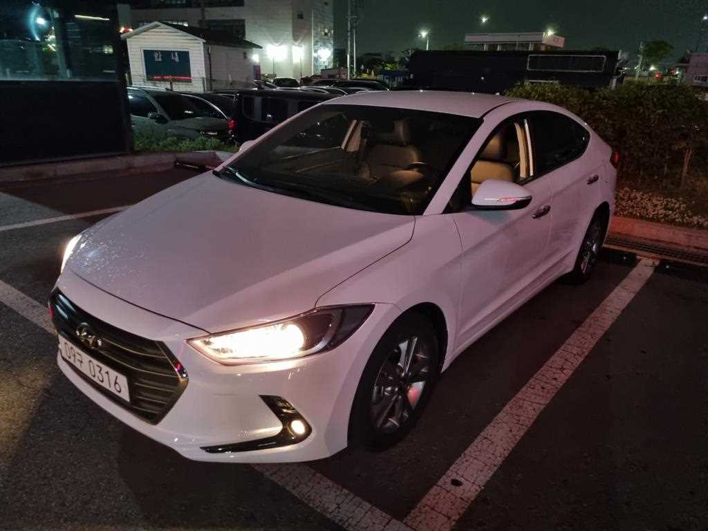 HYUNDAI Avante - Vista 4