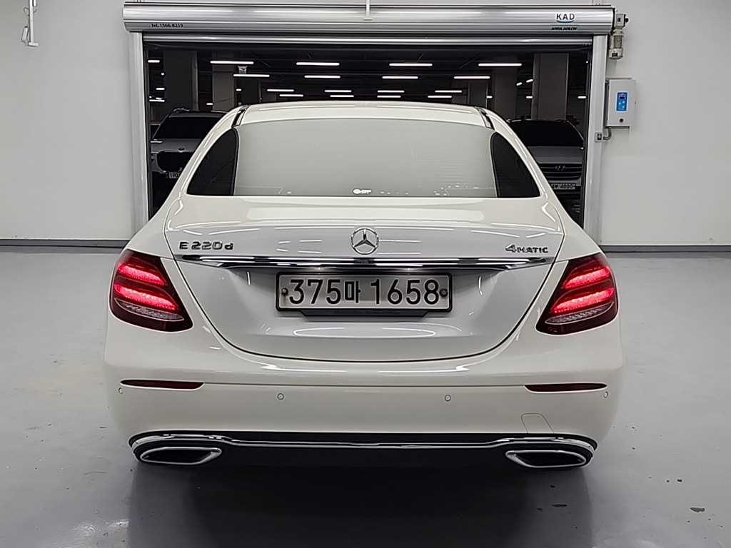 Mercedes Benz E class - Vista 3