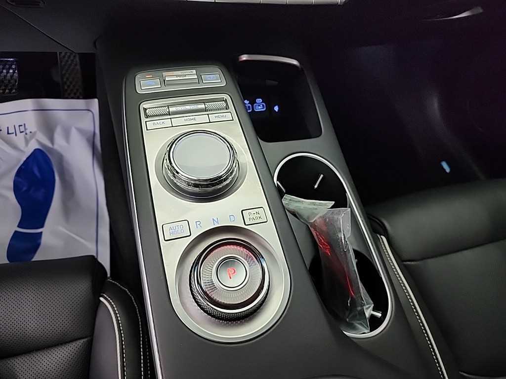Genesis GV70 - Vista 8
