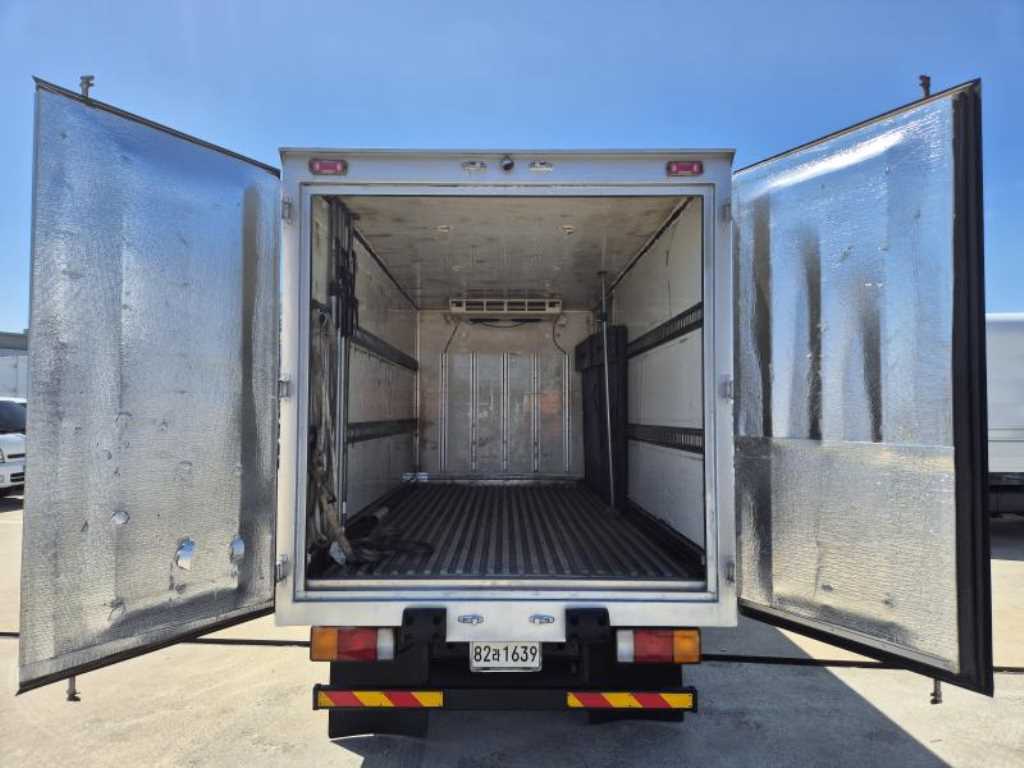 medium and large cargo truck - Vista 6