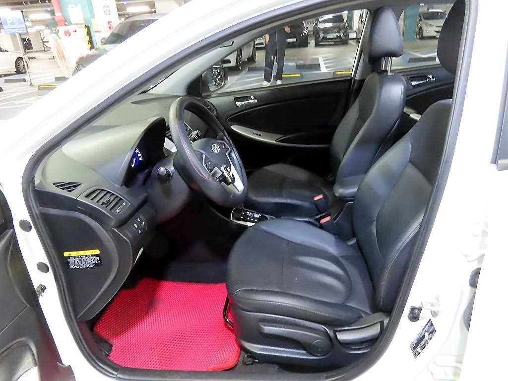 HYUNDAI Accent - Vista 6