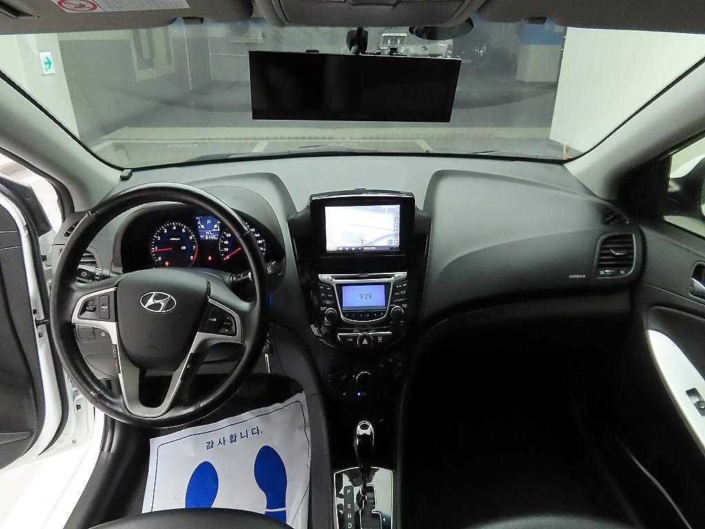 HYUNDAI Accent - Vista 8