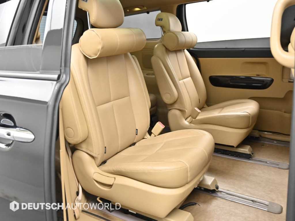 KIA Carnival - Vista 12