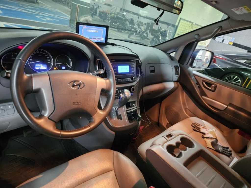 HYUNDAI Starex - Vista 5