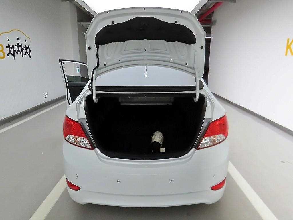 HYUNDAI Accent - Vista 5