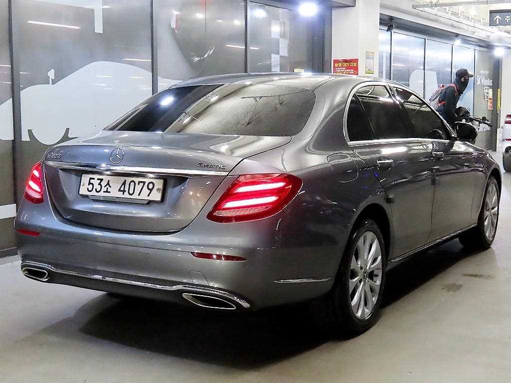 Mercedes Benz E class - Vista 4