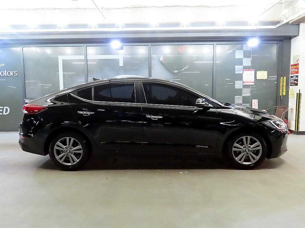 HYUNDAI Avante - Vista 3