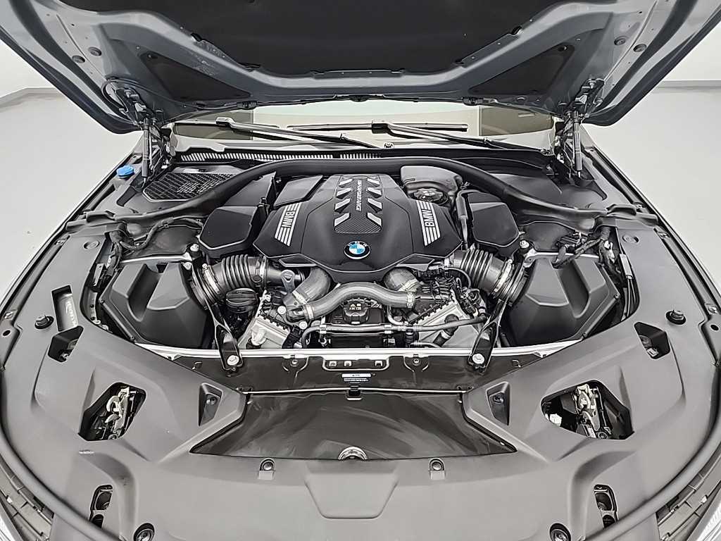 BMW 8 Series - Vista 5