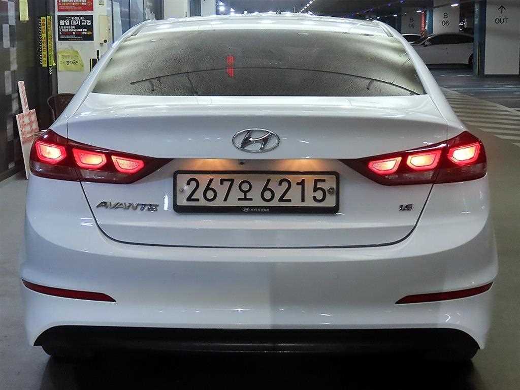 HYUNDAI Avante - Vista 5