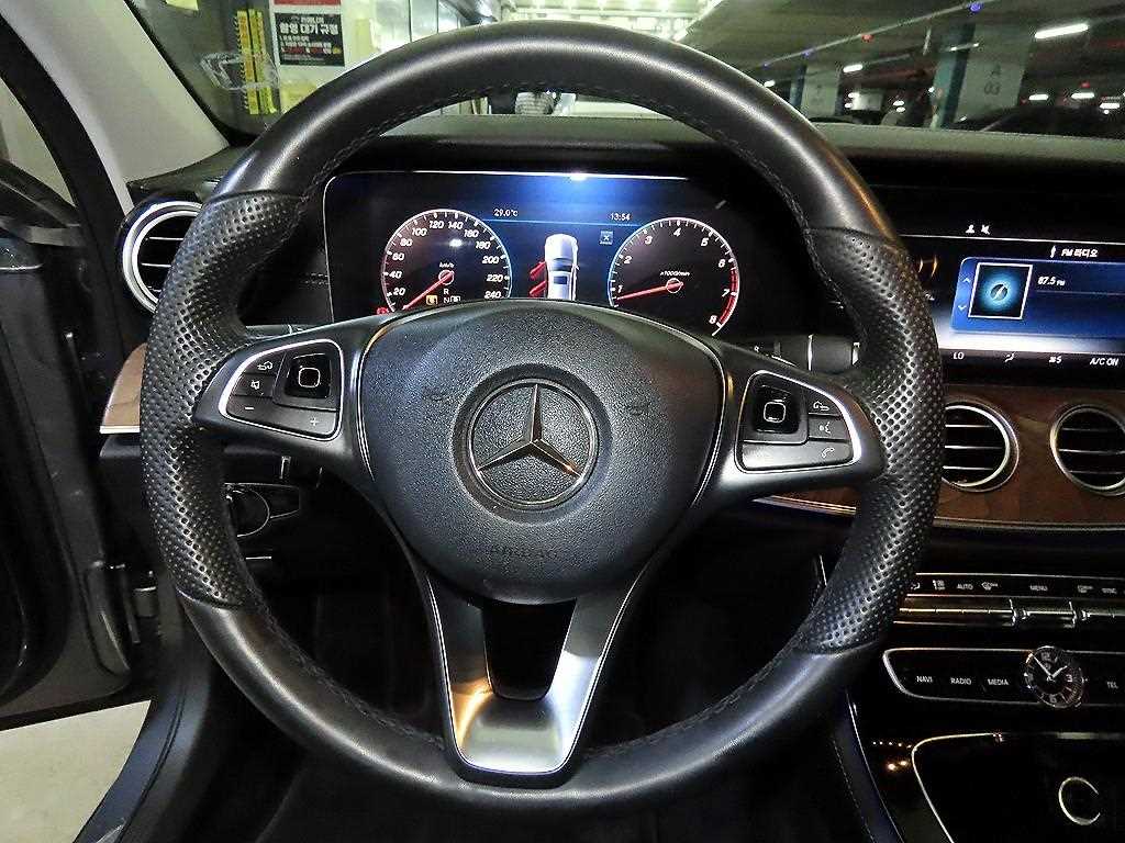 Mercedes Benz E class - Vista 8