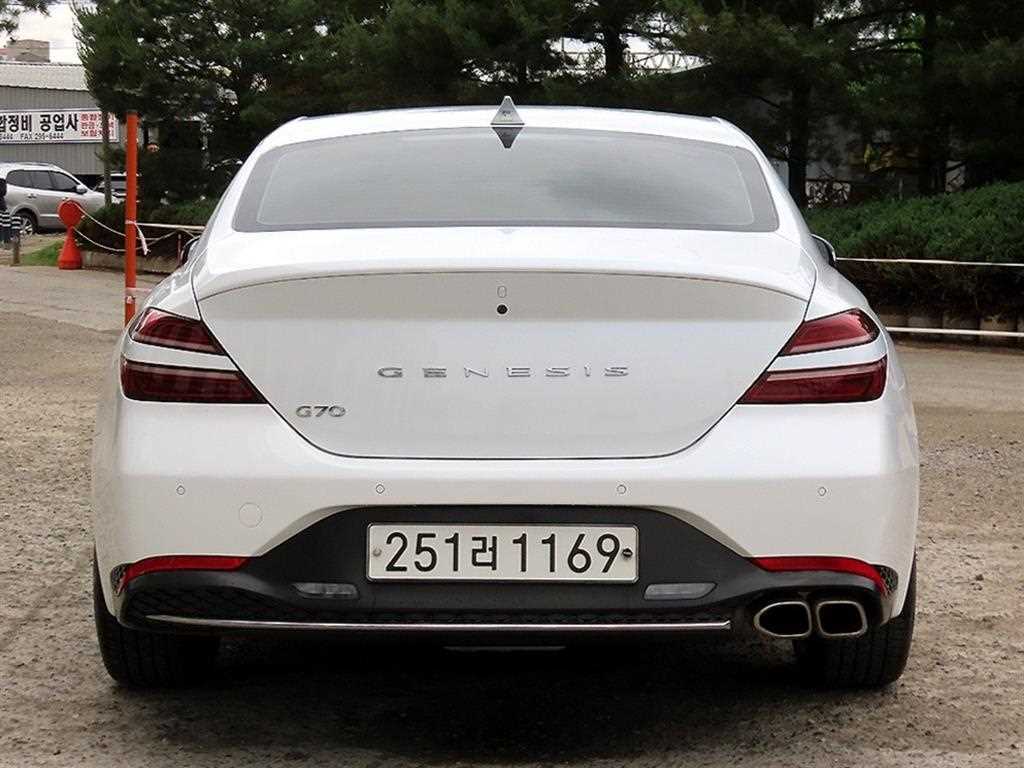 Genesis G70 - Vista 4