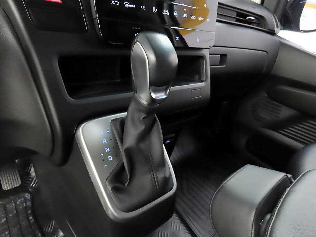 HYUNDAI Staria - Vista 10