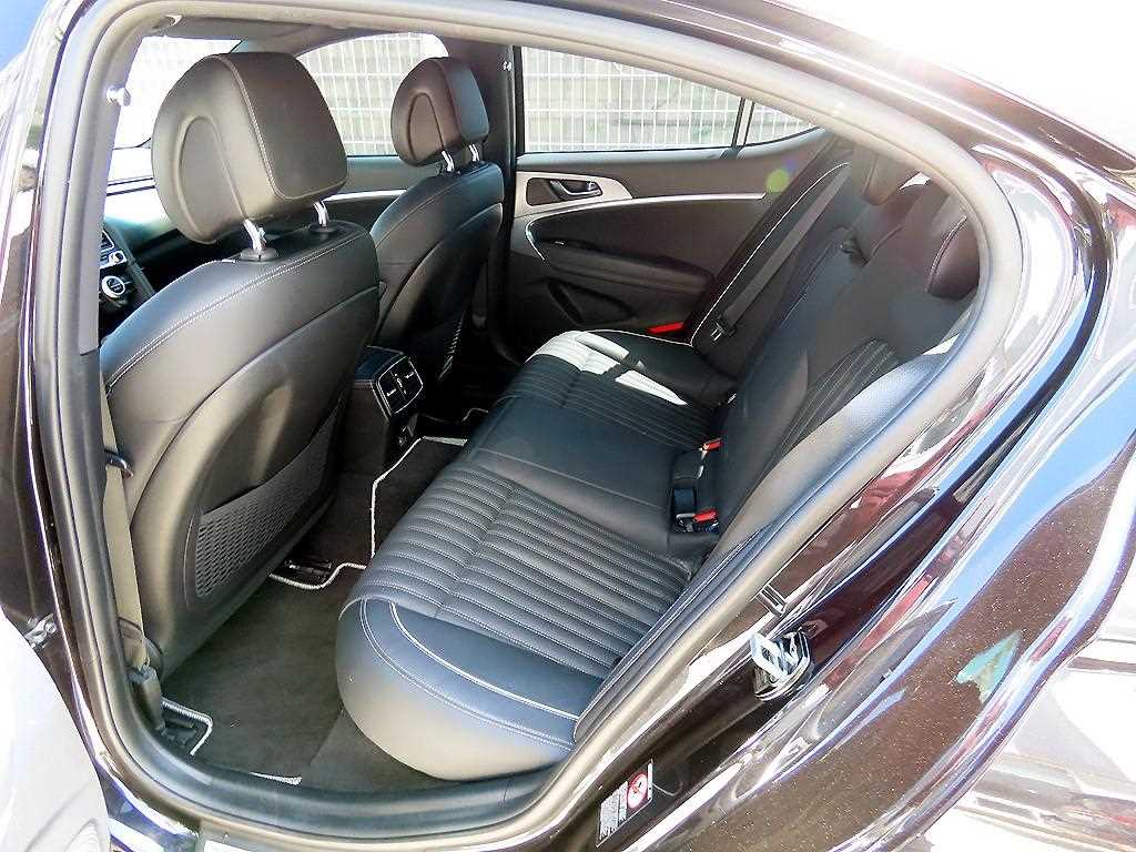 Genesis G70 - Vista 6