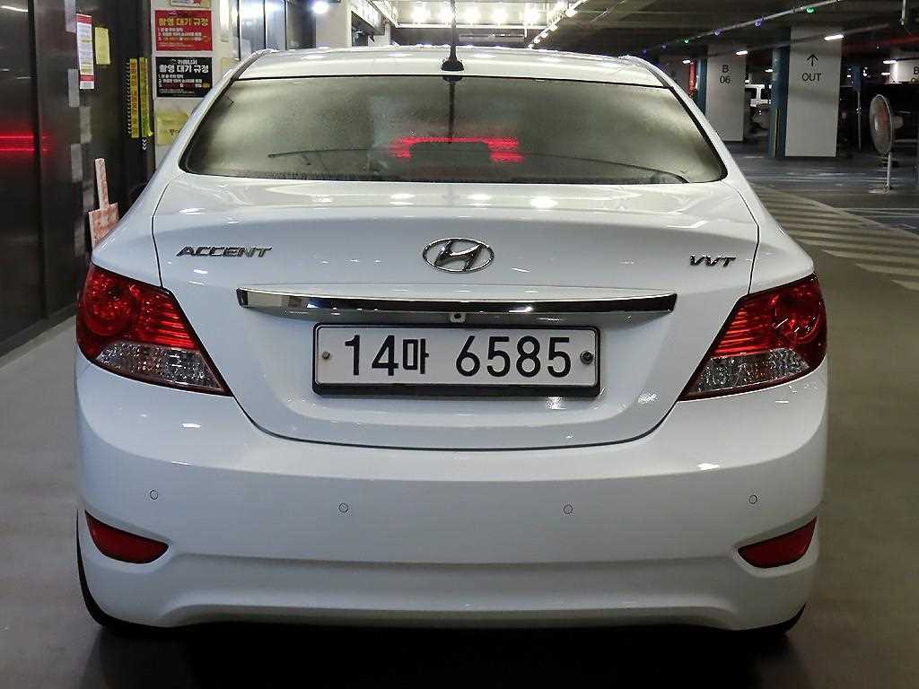 HYUNDAI Accent - Vista 5