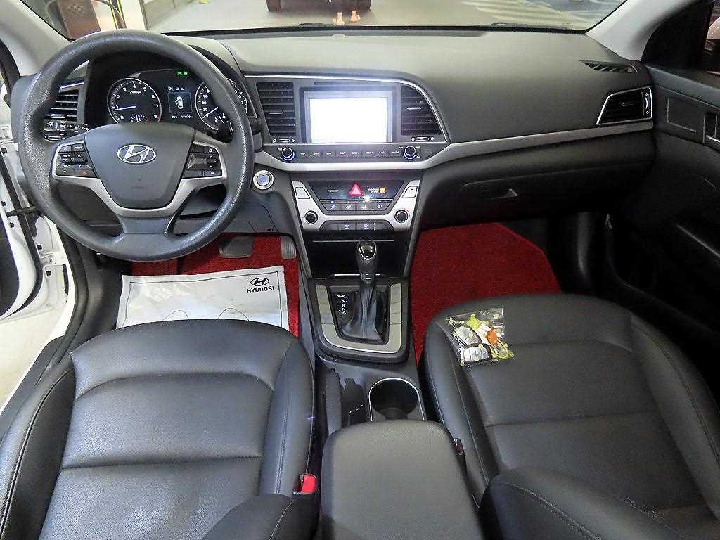 HYUNDAI Avante - Vista 10
