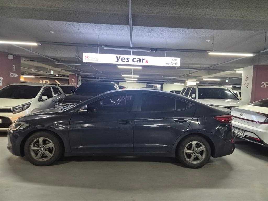 HYUNDAI Avante - Vista 3