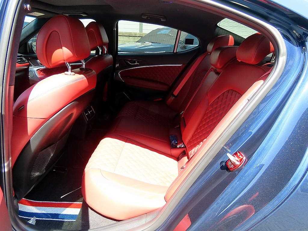 Genesis G70 - Vista 6