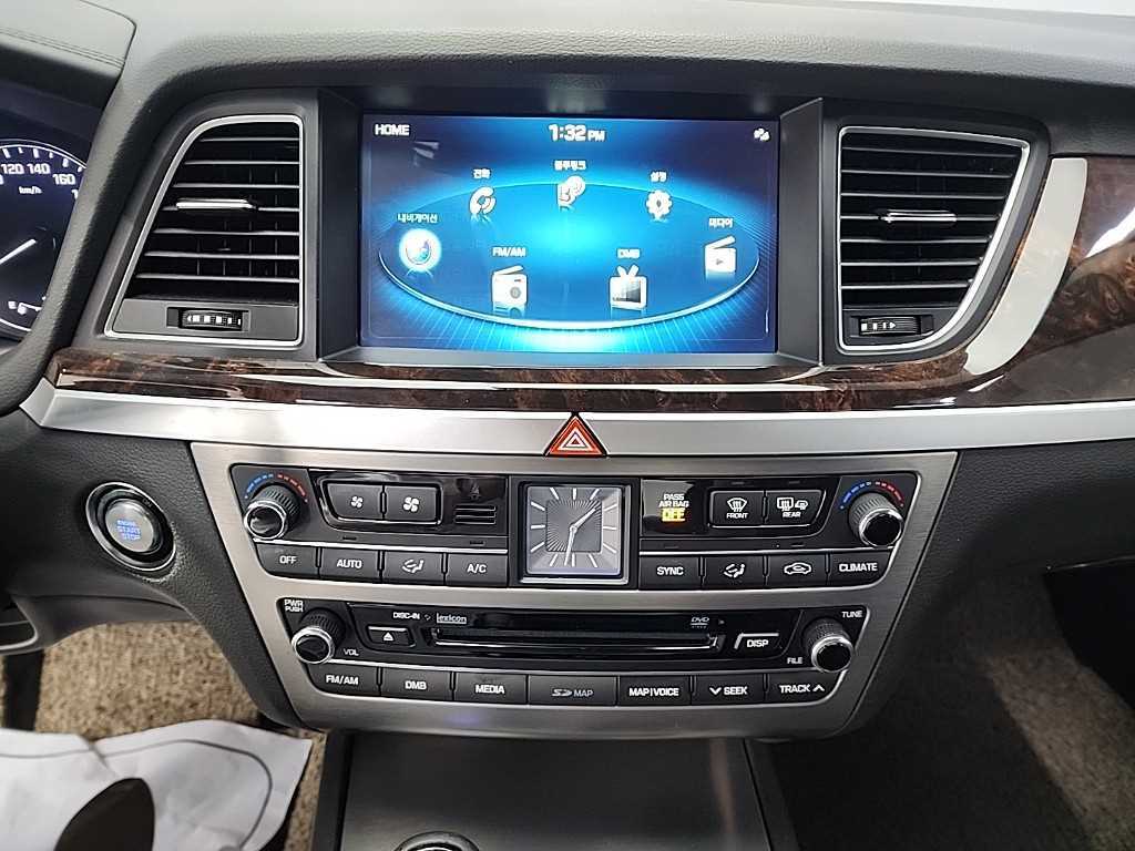 HYUNDAI Genesis - Vista 10