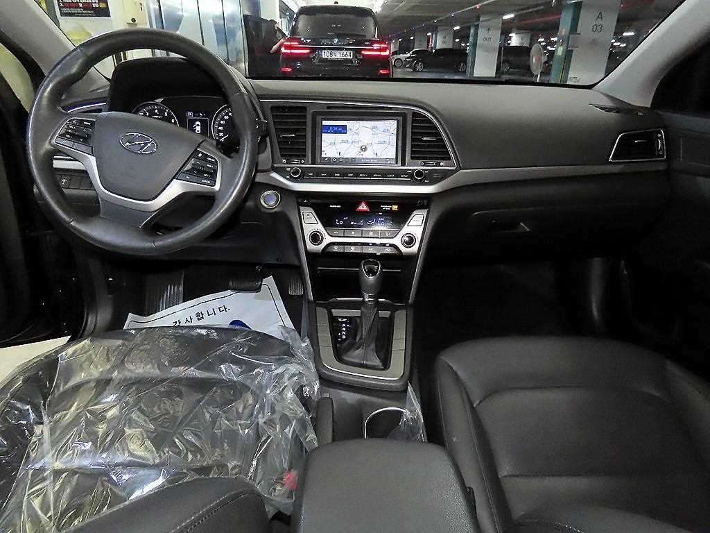 HYUNDAI Avante - Vista 10