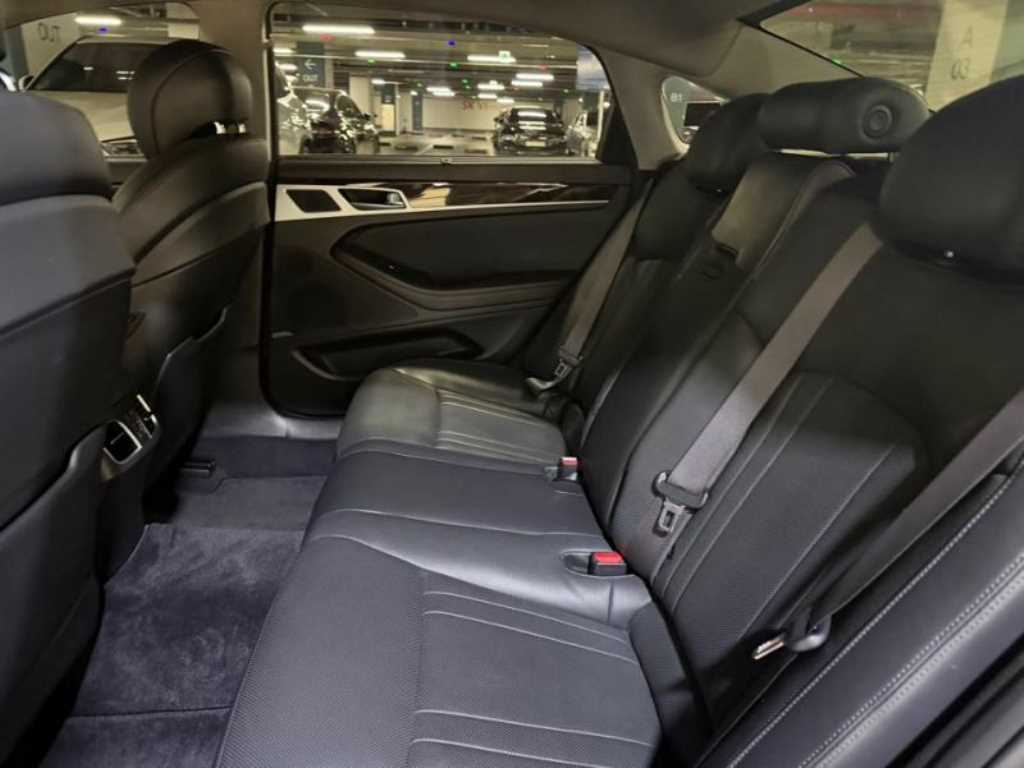 HYUNDAI Genesis - Vista 7