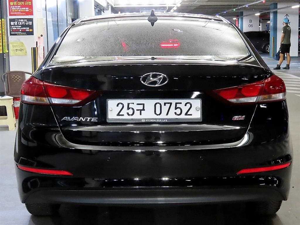 HYUNDAI Avante - Vista 5