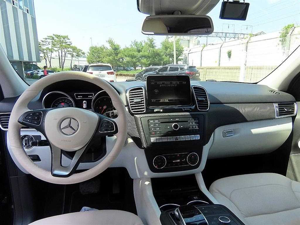 Mercedes Benz GLE Class - Vista 7