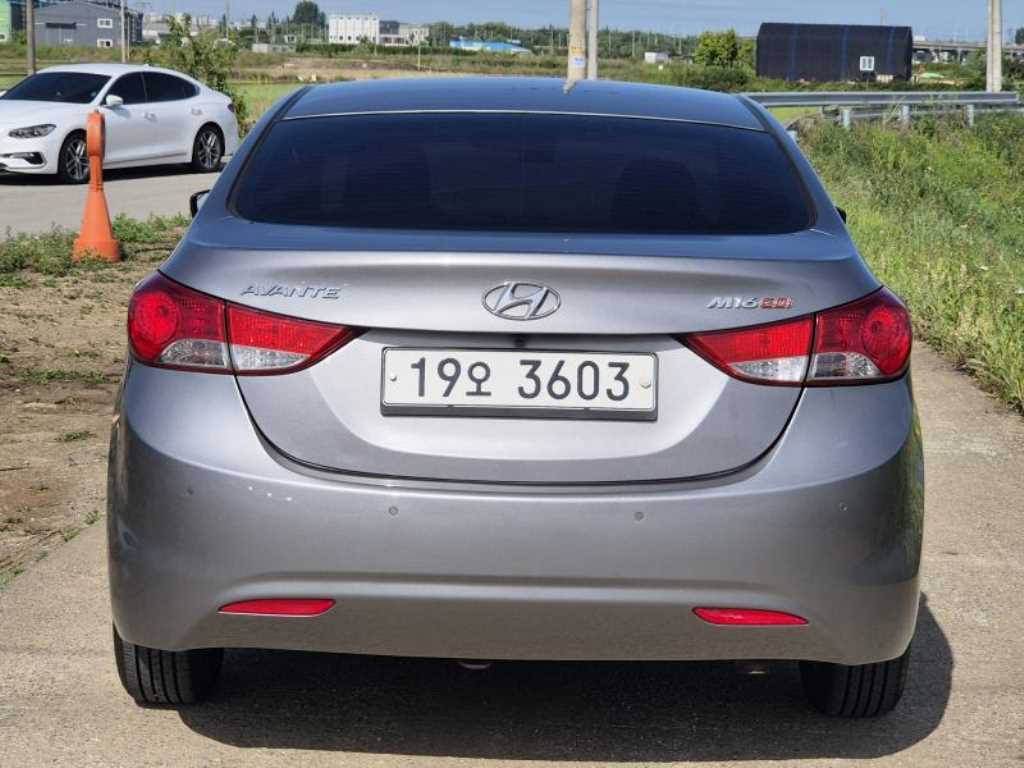 HYUNDAI Avante - Vista 4