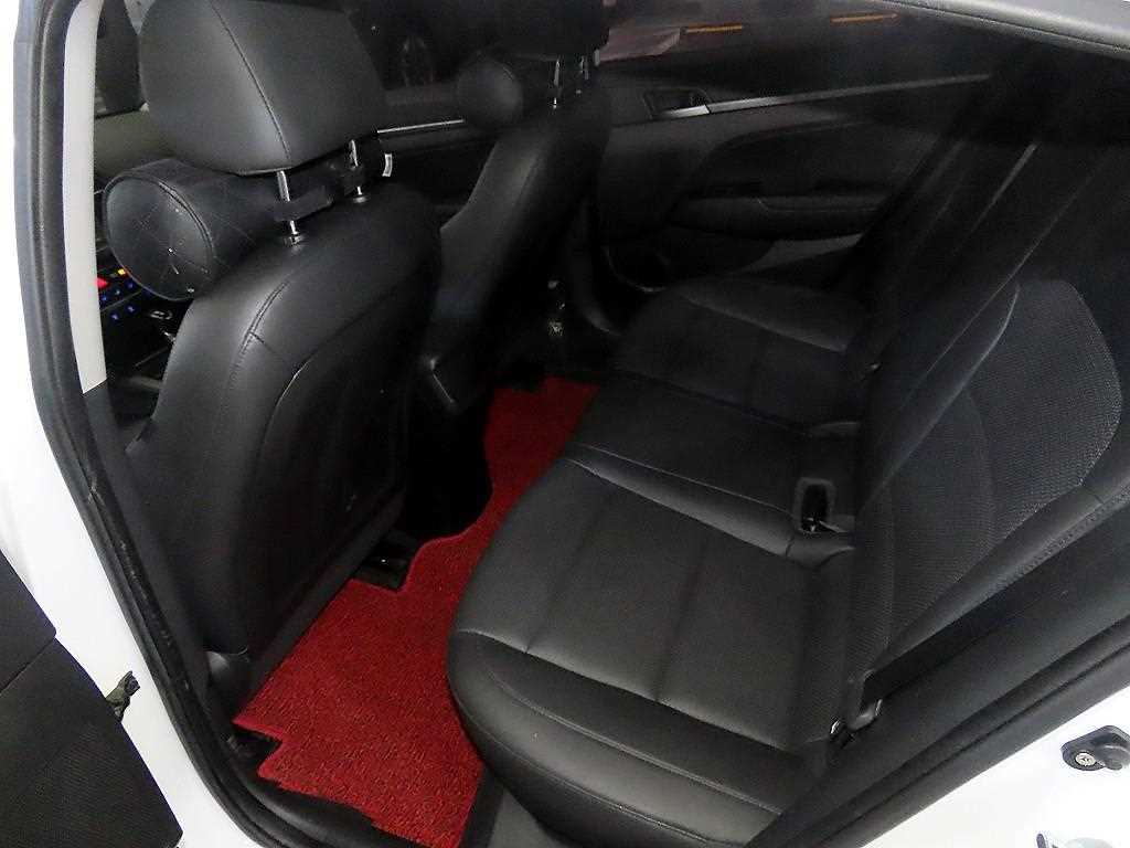 HYUNDAI Avante - Vista 7