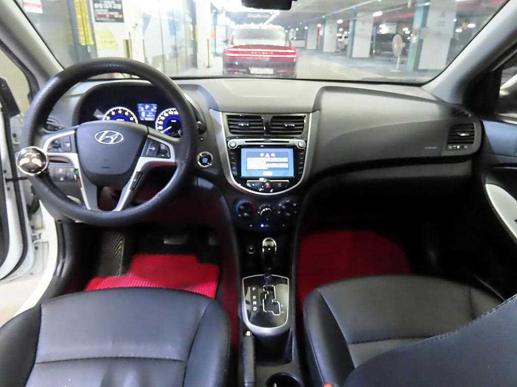 HYUNDAI Accent - Vista 10