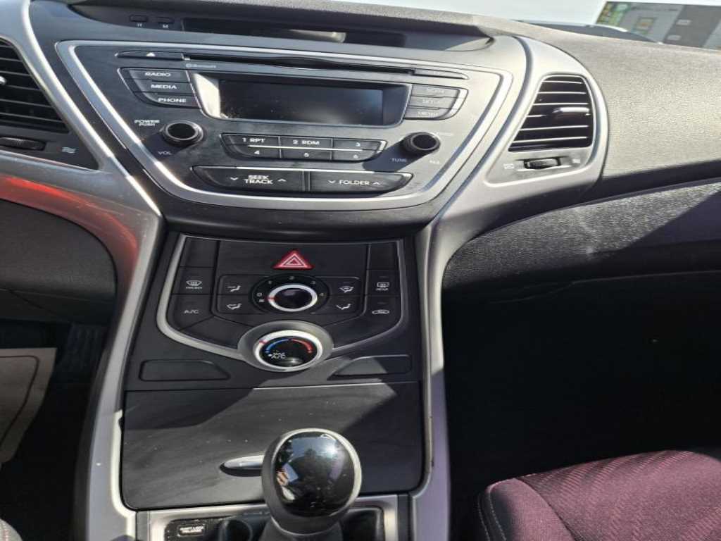 HYUNDAI Avante - Vista 9