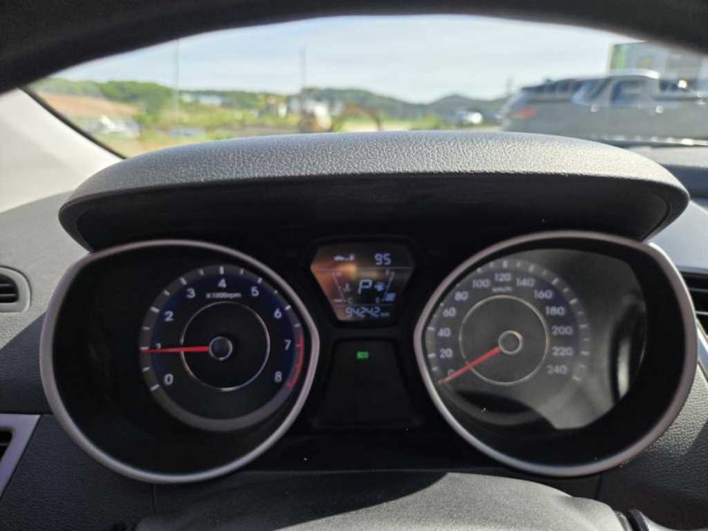 HYUNDAI Avante - Vista 8