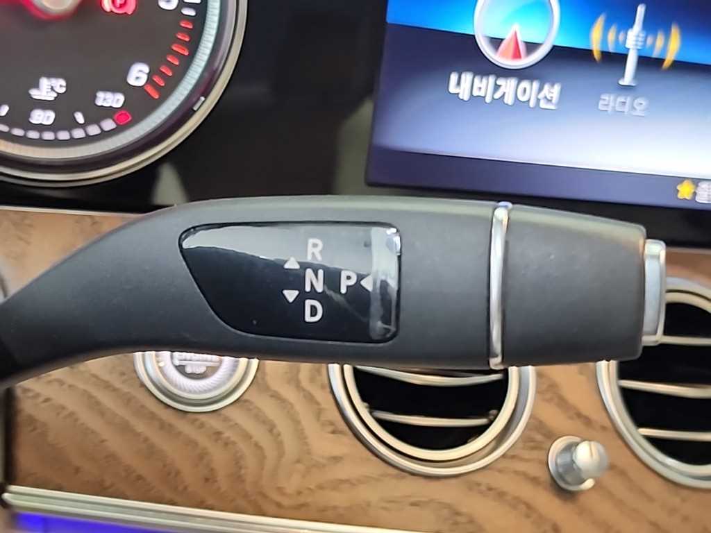 Mercedes Benz E class - Vista 8