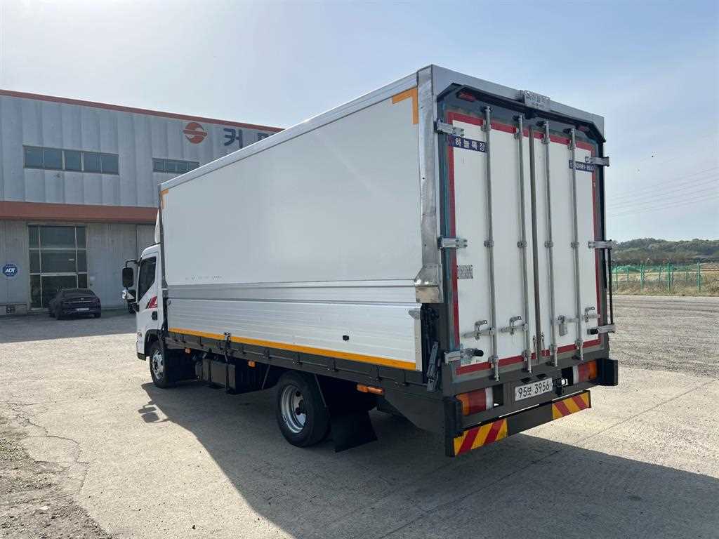 medium and large cargo truck - Vista 5
