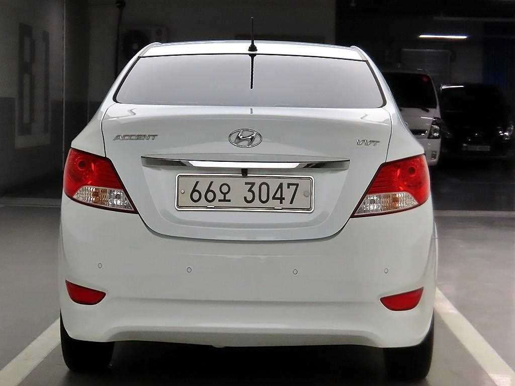 HYUNDAI Accent - Vista 3