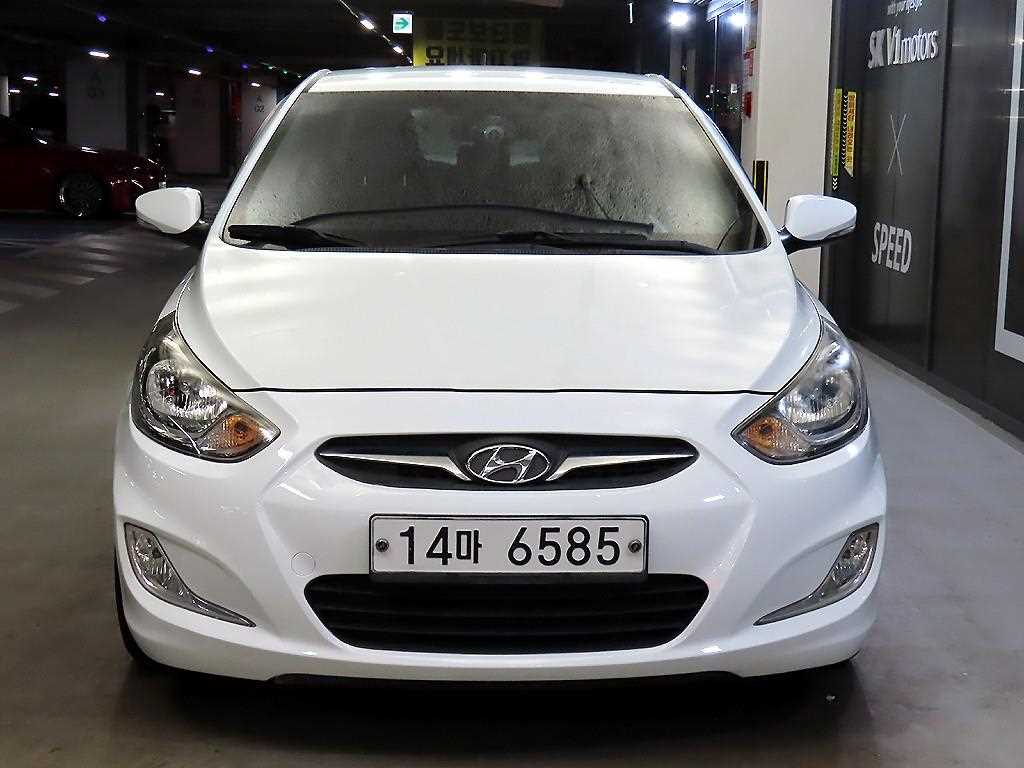 HYUNDAI Accent - Vista 2