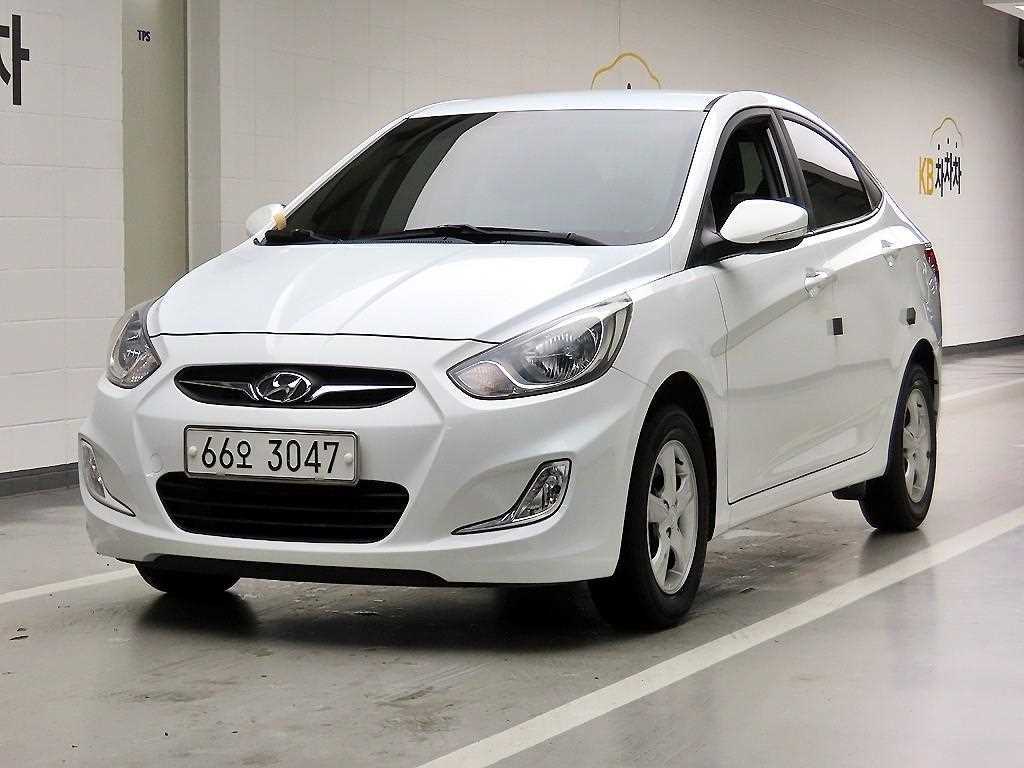 HYUNDAI Accent - Vista 2
