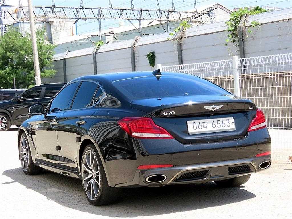 Genesis G70 - Vista 3