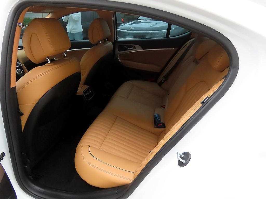 Genesis G70 - Vista 6
