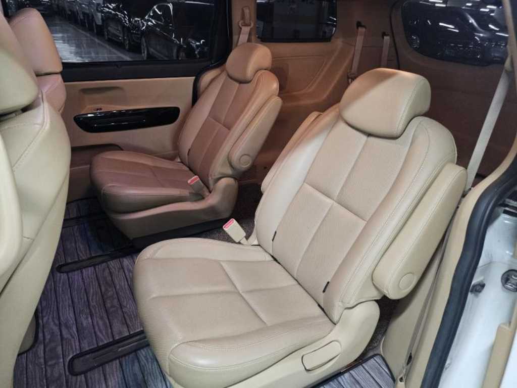 KIA Carnival - Vista 12