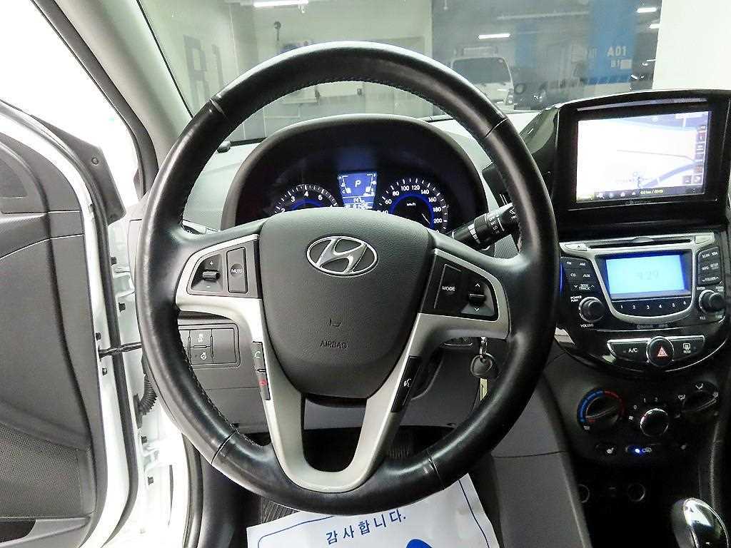 HYUNDAI Accent - Vista 7