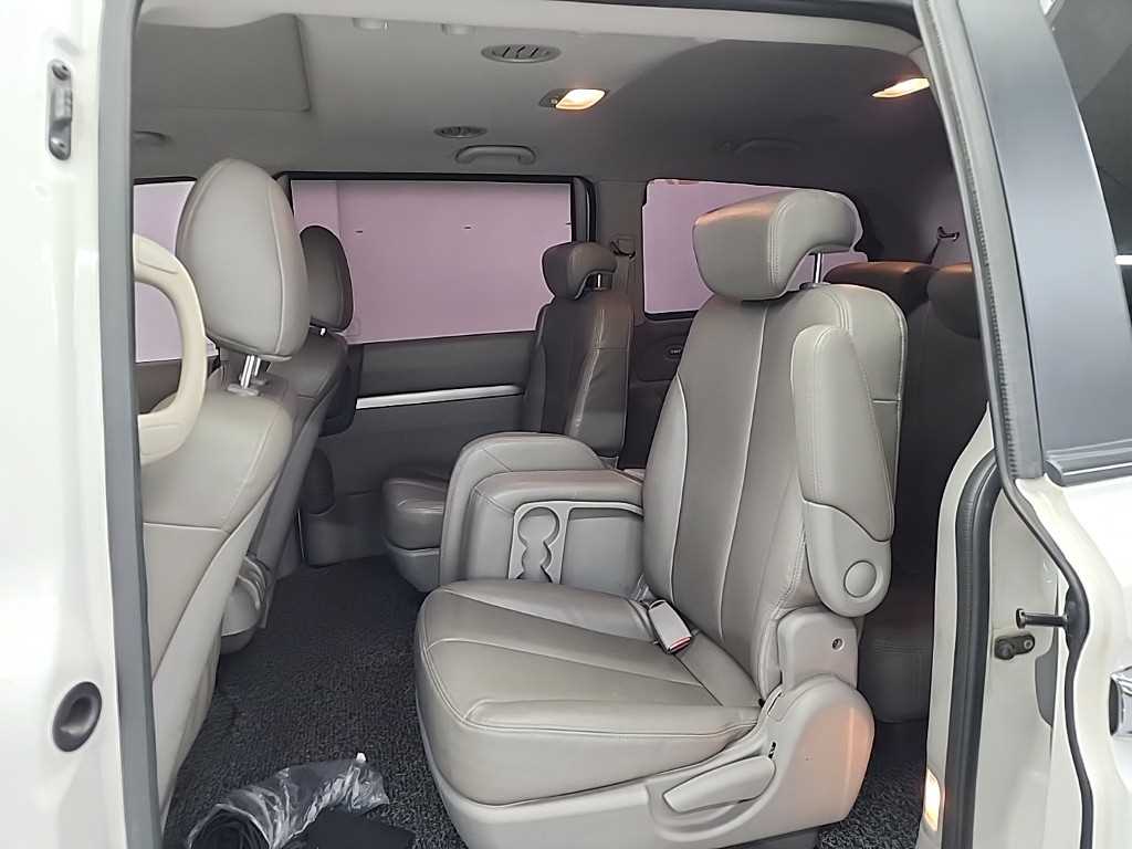 KIA Carnival - Vista 12