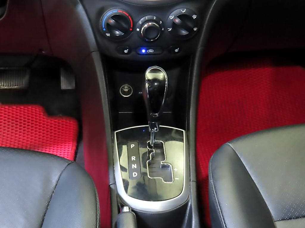 HYUNDAI Accent - Vista 12