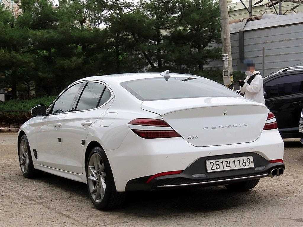 Genesis G70 - Vista 3